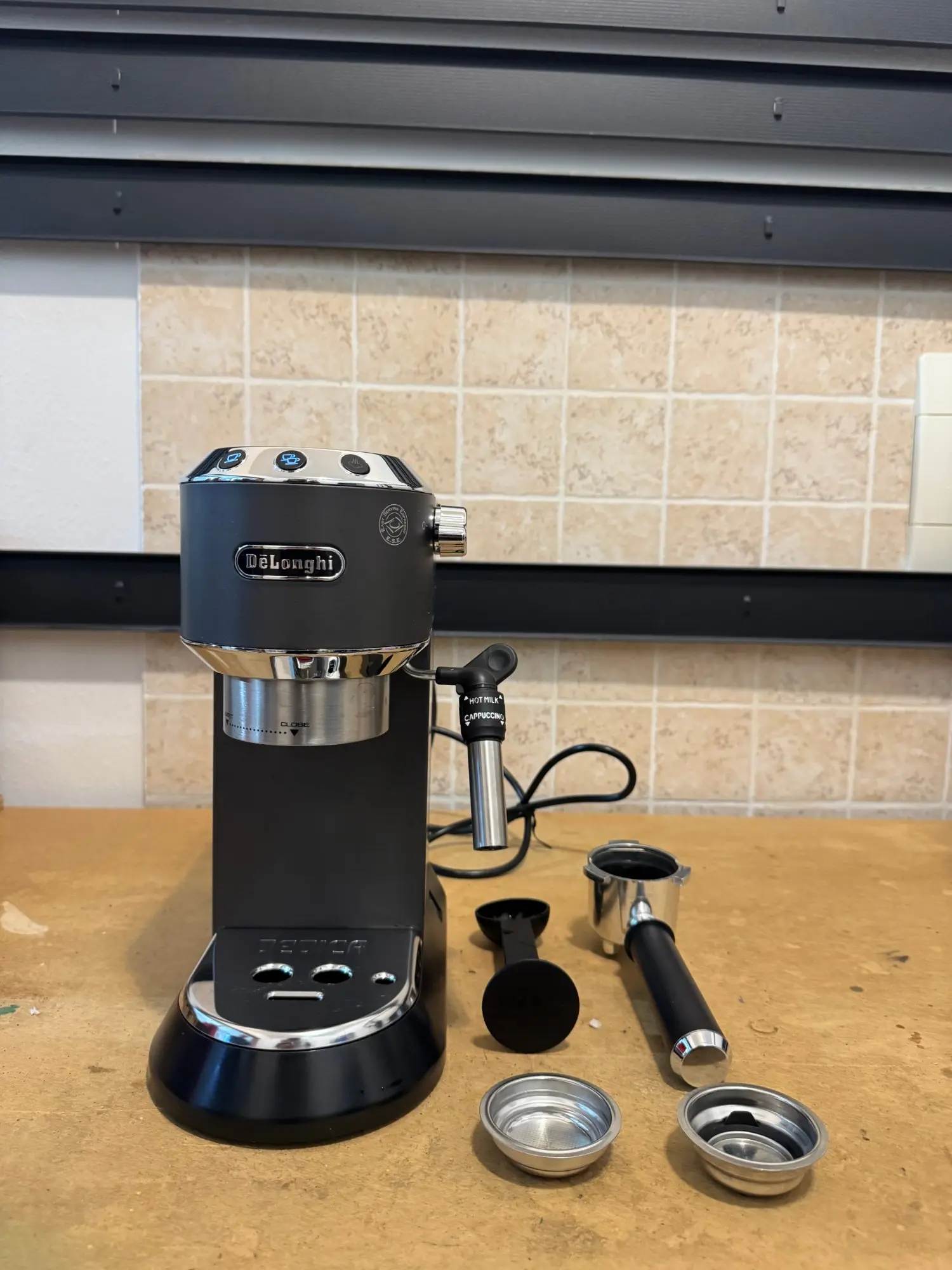 De'Longhi Dedica Style EC685.BK macchina espresso compatta nera con montalatte