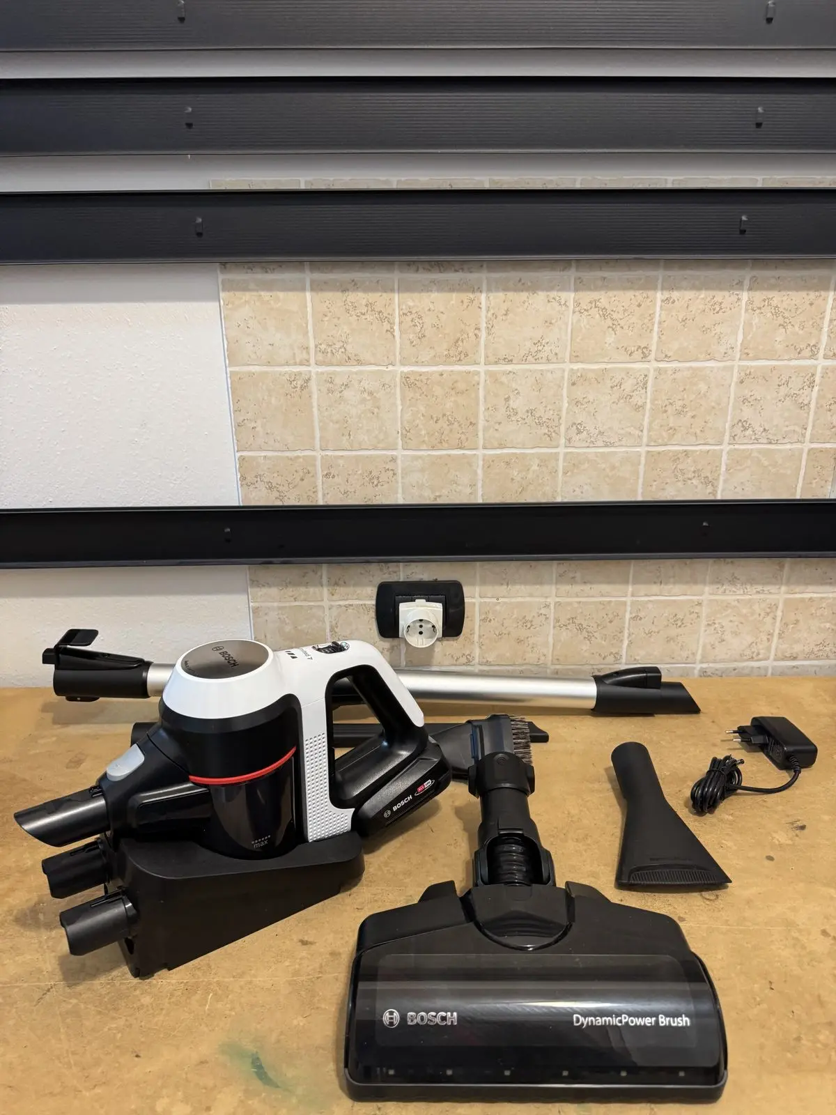 Bosch Unlimited 7 BBS711W aspirapolvere senza fili 3,0 Ah